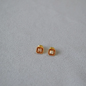 Boucles d'oreilles carrées vintage dorées avec émail rouge et zircon cubique pur
