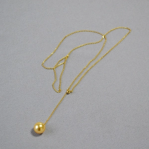 Détail du pendentif perle des mers du sud dorée avec boucle réglable sur chaîne d'or