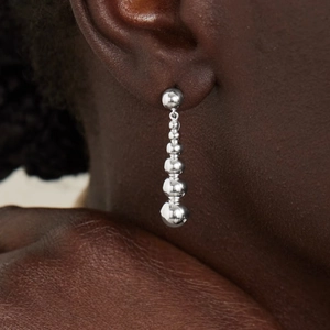 Élégantes boucles d'oreilles longues en argent avec perles dégradées sur aiguille en argent 925
