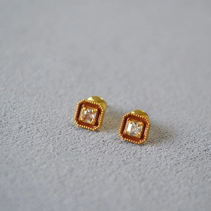 Vue détaillée de boucles d'oreilles carrées en émail rouge et zircon sur clous en argent 925