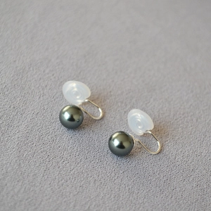Détail de clips d'oreilles perles gris foncé avec bobine en S et coussin silicone