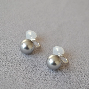 Détail de clips d'oreilles perles gris argent avec design à spirale sans perçage