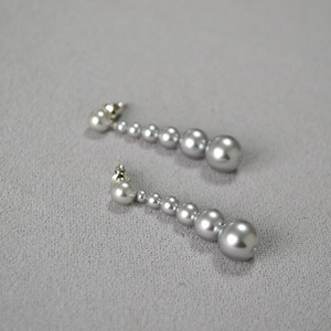 Vue détaillée de boucles d'oreilles pendantes avec perles dégradées gris argenté