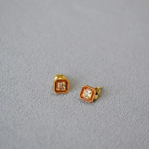 Boucles d'oreilles géométriques carrées avec émail brun et zircon, cadre doré