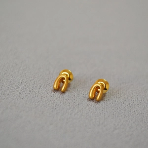 Minimalist gold horseshoe earrings made of 925 silver with a polished finish