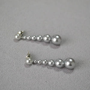 Boucles d'oreilles pendantes en perles dégradées grises élégantes avec tiges en argent