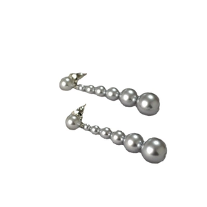 Boucles d'oreilles pendantes à perles dégradées gris argenté au design chenille