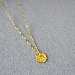 Vintage französische Halskette mit goldenem Drachen-Münzanhänger aus poliertem Messing