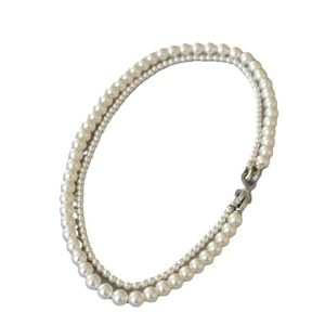 Collier double rang de perles nacrées avec fermoir en strass étincelant en forme de huit