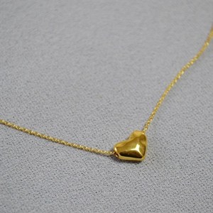 Collier minimaliste avec pendentif cœur doré martelé pour femme en acier poli