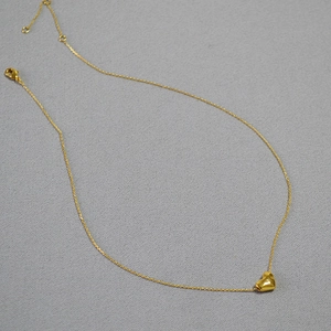Détail du collier pendentif cœur en or 18 carats avec chaîne ajustable et fermoir mousqueton