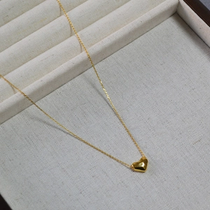 Collier élégant en plaqué or 18 carats avec pendentif cœur martelé sur plateau