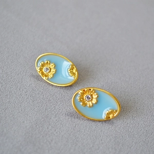 French vintage oval flower earrings in brass gold plating with blue enamel daisy