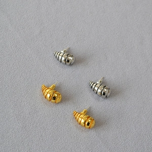 Détails de boucles d'oreilles spirales en forme de conque, finitions or et argent