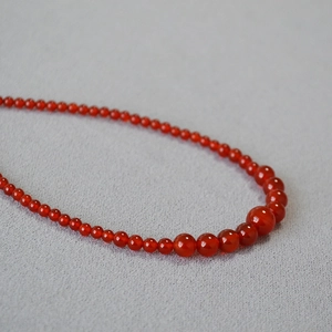 Elegant natural red agate beaded necklace with gradient sized stones for women