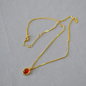 Halskette im Vintage-Stil, vergoldet, mit glattem rotem ovalem Achatstein an feiner Kette