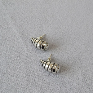 Boucles d'oreilles spirales évidées en argent, vue à 45 degrés avec finition brillante