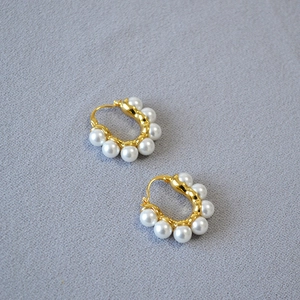 Boucles d'oreilles anneaux dorées vintage avec perles baroques pour un style élégant
