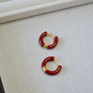 Boucles d'oreilles créoles rétro en laiton avec émail rouge et accents dorés élégants