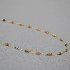 Collier ras du cou minimaliste avec pierres facettées colorées et chaîne dorée fine