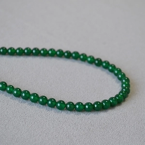 Ethnic style short necklace with high-quality green agate beads and polished finish