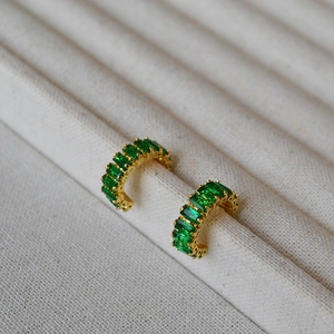 Boucles d'oreilles dorées avec pierres de zircon vert rectangulaires sur support