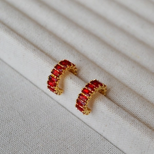 Élégantes boucles d'oreilles dorées en C avec zircons rectangulaires rouges brillants