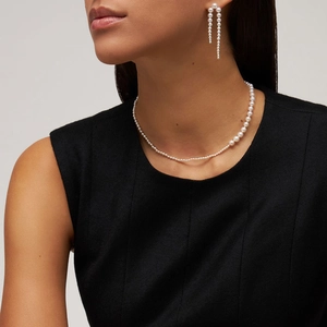 Parure élégante en perles avec collier dégradé et boucles d'oreilles pendantes sur mannequin
