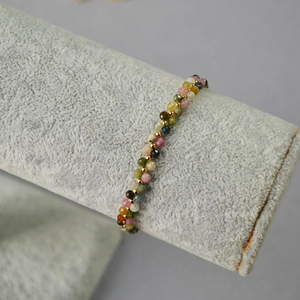Französisches Vintage-Armband mit bunten Turmalinperlen und goldenen Distanzstücken