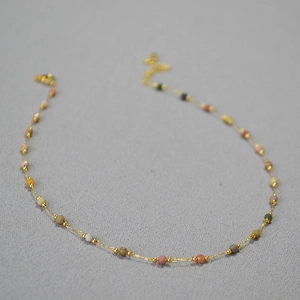 Collier minimaliste en or avec perles de pierres naturelles facettées et chaîne réglable