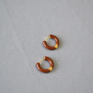 Boucles d'oreilles créoles en laiton plaqué or et émail rouge au design minimaliste