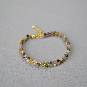 Französisches Vintage-Armband aus bunten Turmalinperlen mit goldenem Karabinerverschluss