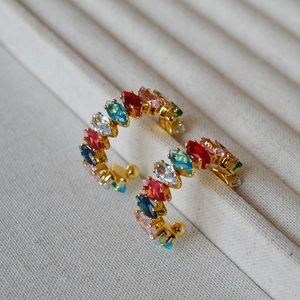 Vue détaillée de boucles d'oreilles en or en C serties de gemmes marquises colorées
