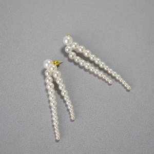 Détails de boucles d'oreilles élégantes en perles blanches avec pampilles dégradées