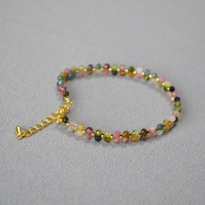 Detailansicht eines bunten Natursteinperlen-Armbands mit goldenem Karabinerverschluss