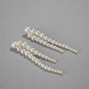 Détail macro de boucles d'oreilles élégantes en perles dégradées à double rangée