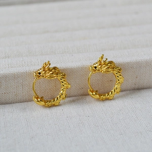 Boucles d'oreilles dragon 3D en laiton avec textures détaillées plaquées or