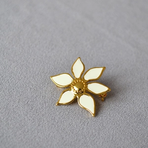 Elegant Brass Gold Plated White Enamel Flower Brooch For Women Minimalist Floral Lapel Pin Delicate Elegant Jewelry Gift