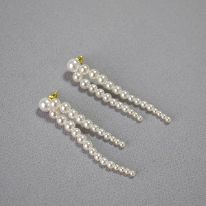 Boucles d'oreilles dorées avec pampilles de perles blanches dégradées au style français raffiné