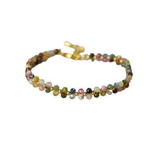 Handgefertigtes Armband mit bunten Turmalinperlen und eleganten goldenen Akzenten