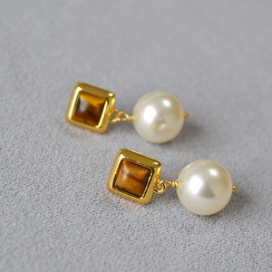 Vue détaillée des boucles d'oreilles géométriques en oeil de tigre et perles élégantes