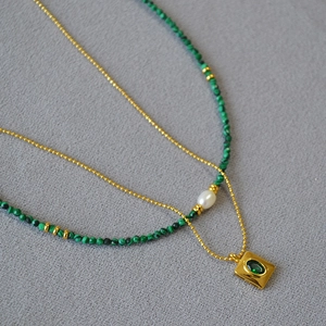 Double-layered necklace with malachite beads, freshwater pearls and gold geometric pendant