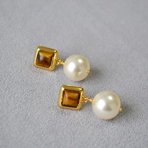 Boucles d'oreilles oeil de tigre carrées et perle ronde avec finition dorée chic