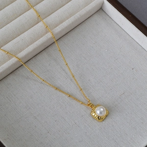 Collier Pendentif Carré en Laiton Plaqué Or Vintage Français pour Femme Élégante Perle d'Eau Douce Chaîne Satellite Bijoux