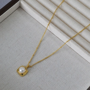 Collier rétro français doré à pendentif carré orné d'une perle d'eau douce délicate