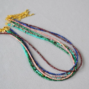 Detailansicht der Boho-Perlenkette mit bunten facettierten Steinen und Goldverschlüssen