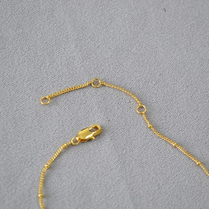 Collier vintage français en laiton plaqué or avec pendentif perle carrée et fermoir mousqueton