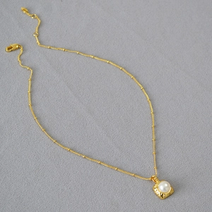 Collier vintage français en laiton plaqué or avec pendentif carré en perle d'eau douce