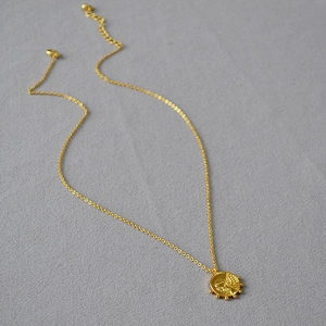 Collier médaille dorée vintage de style français avec perles turquoises et double rang