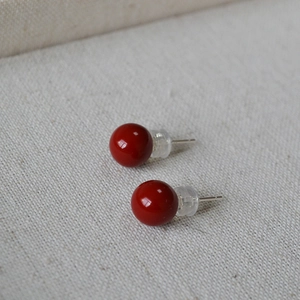 Boucles d'oreilles minimalistes en émail rouge avec tiges en argent 925 sur lin